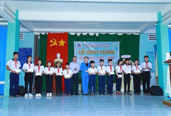 Trao_Hoc_Bong_Dau_Nam_hoc_2024_1.jpg